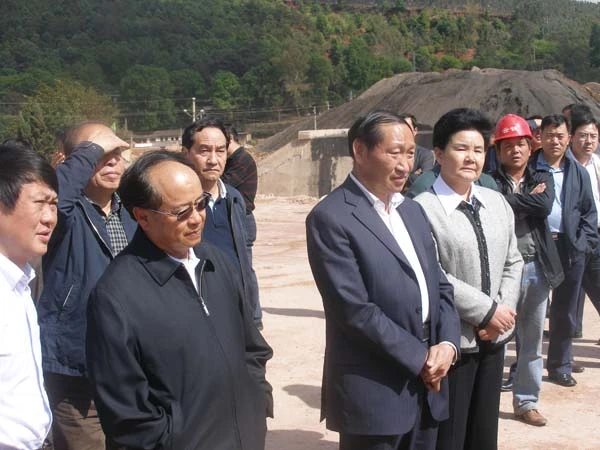 检查组一行现场检查蒙自鸡街车站铁路工程建设情况