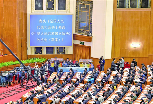 图为2015年3月15日,十二届全国人大三次会议表决通过关于修改立法法的