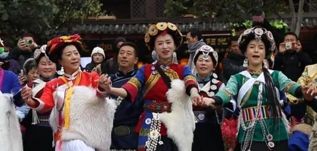 丽江市玉龙县民族文化工作队载歌载舞欢迎总书记