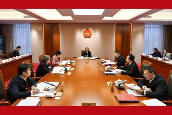 省人大常委会召开主任会议