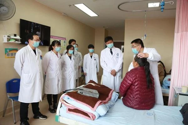 “免陪照护服务”落地——专业照护令患者满意家属省心丨民主微故事