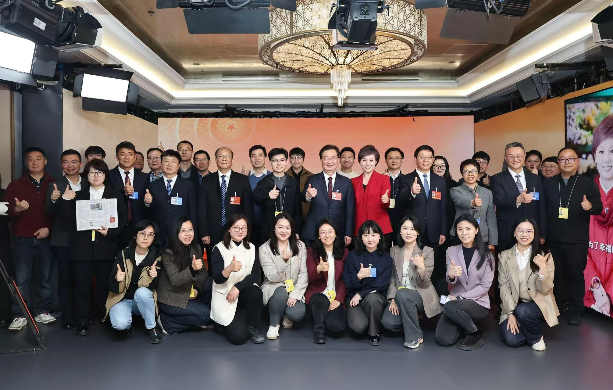 王宁王予波看望采访报道全国两会的新闻工作者