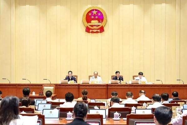 省十四届人大常委会第二十三次会议在昆召开