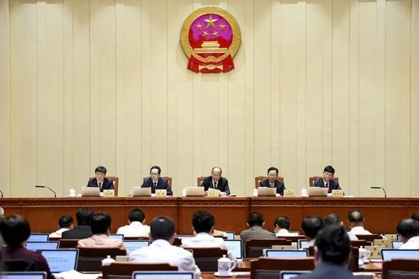 省十四届人大常委会第二十三次会议闭幕 决定任命袁方为省人民政府副省长 决定全省县乡两级人民代表大会代表选举7月1日全面启动