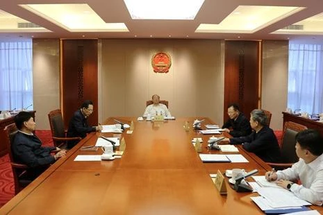 省人大常委会召开主任会议