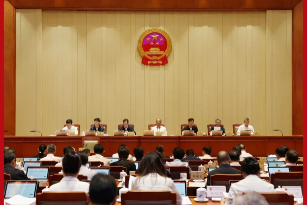 省十四届人大常委会第二十四次会议在昆召开