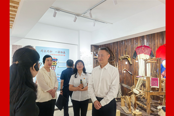 省人大常委会调研组在昆明市调研宣讲座谈