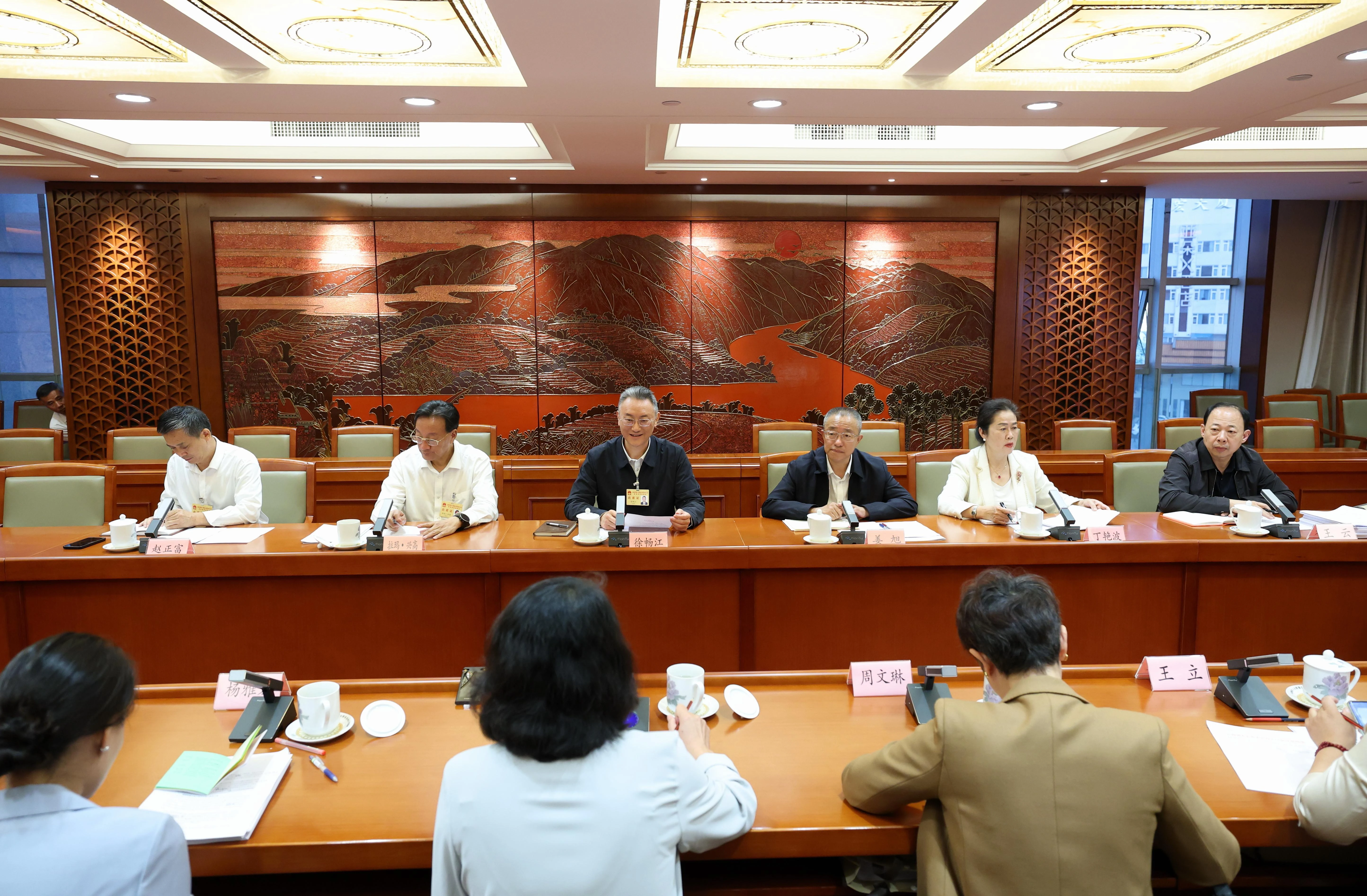 省人大常委会召开列席代表座谈会