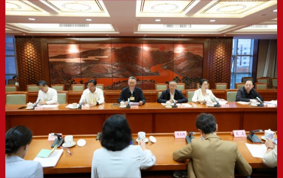 省人大常委会召开列席代表座谈会