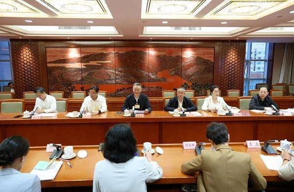 列席代表座谈会：围绕旅居产业、社会治理、防灾避险等提出建议